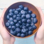 Mirtilli freschi in ciotola, simbolo di benefici per la salute quotidiana.