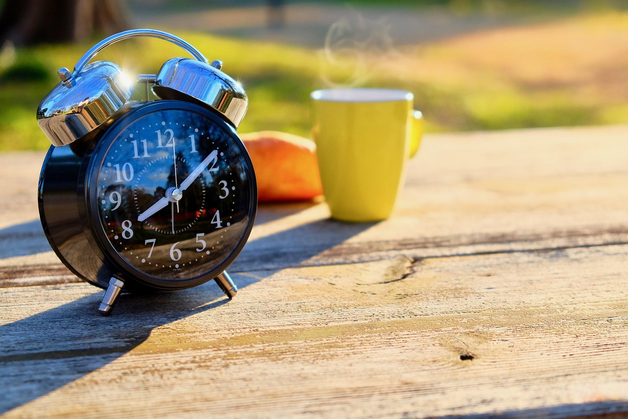 Donna che pratica esercizi di stretching al mattino in un ambiente luminoso e primaverile.