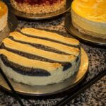 Semi di papavero sparsi su dolci freschi, evidenziando il loro aspetto e il tema calmante.