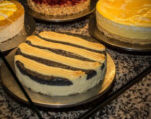 Semi di papavero sparsi su dolci freschi, evidenziando il loro aspetto e il tema calmante.