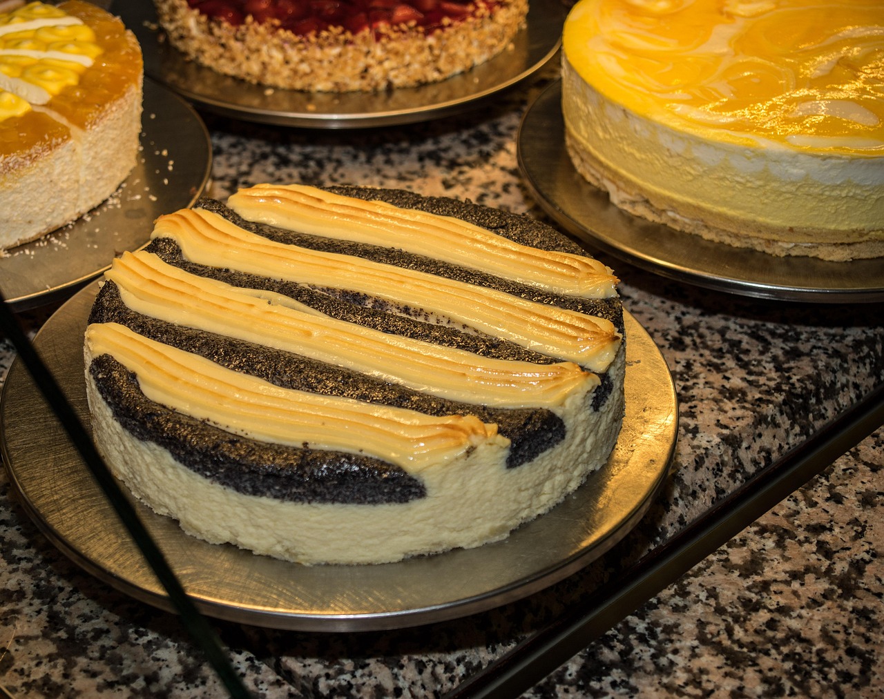 Semi di papavero sparsi su dolci freschi, evidenziando il loro aspetto e il tema calmante.