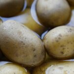 Vetri della doccia puliti con una patata cruda per prevenire l'accumulo di calcare.