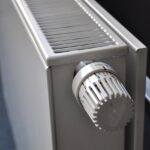 Termosifone freddo con valvola di sfiato in evidenza, pronto per essere riparato.