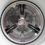 Lavatrice in funzione con acqua e aceto per un lavaggio a vuoto a 90 gradi.