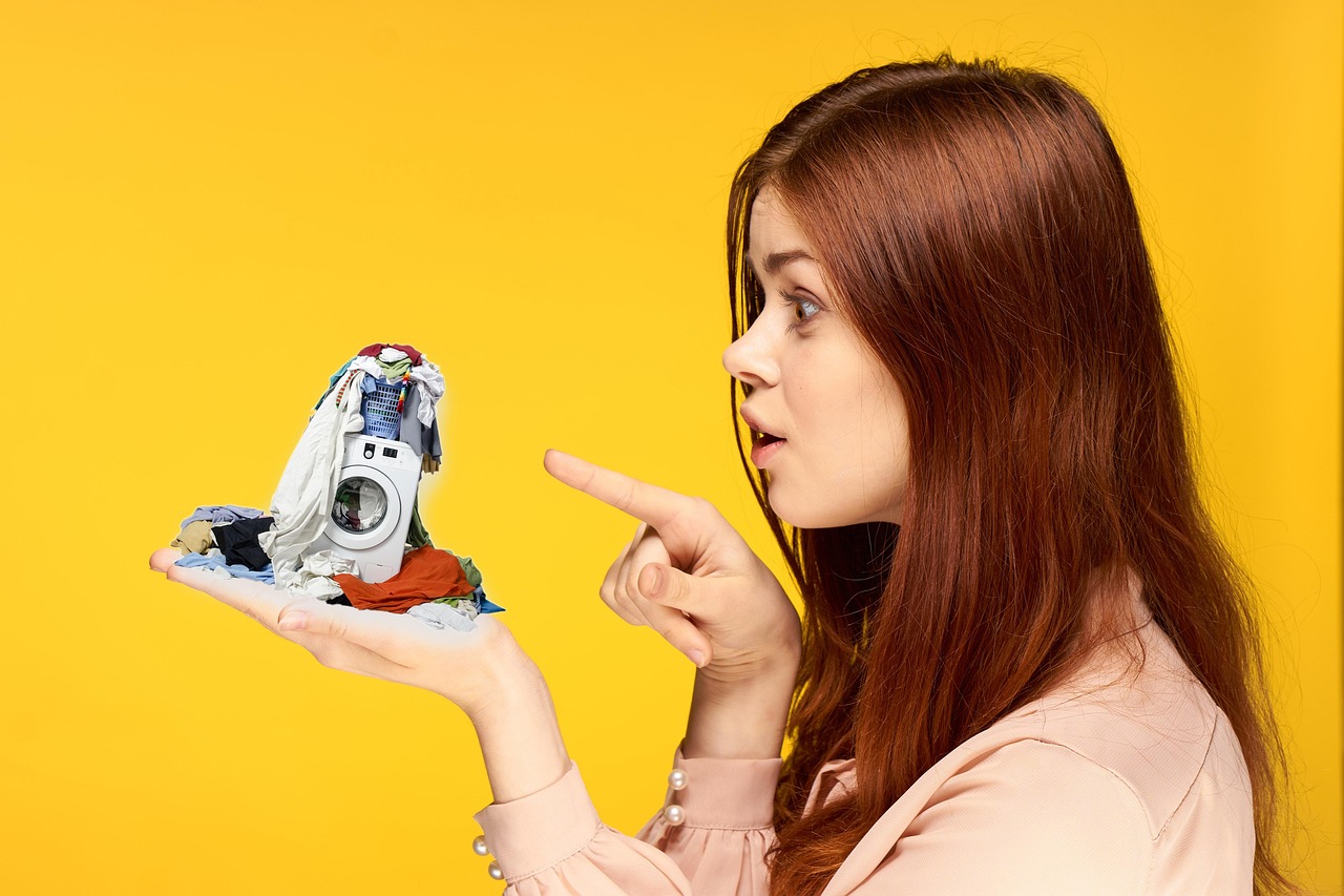 Lavatrice con tasto per asciugare i panni in inverno, evidenziato in un articolo informativo.