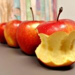 Buccia di mela in primo piano, evidenziando la sua importanza per la salute delle arterie.