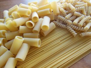 Pacco di pasta con etichetta che evidenzia la presenza di glifosato, in un contesto di test alimentari.