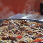 Riso avanzato in un contenitore, con un orologio che segna le 24 ore, simbolo di avvertimento sulla sicurezza alimentare.